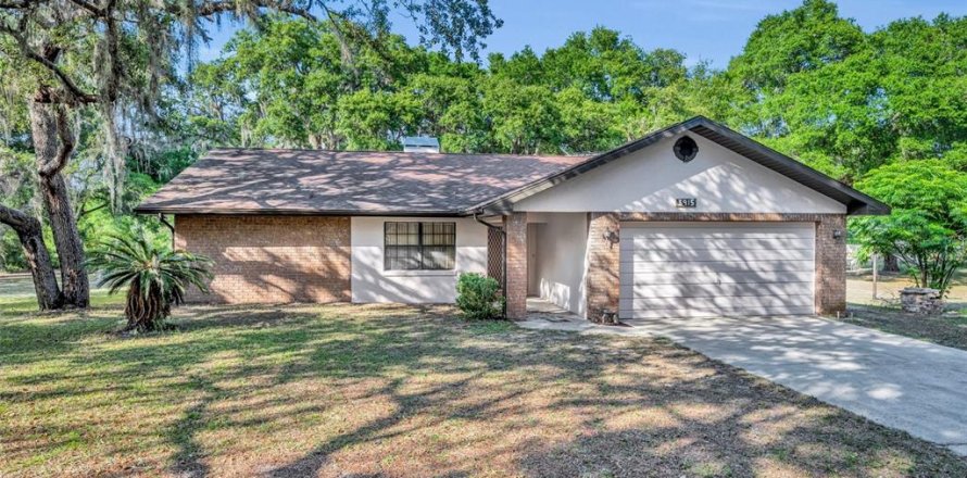 House in Inverness, Florida 3 bedrooms, 149.76 sq.m. № 1775371