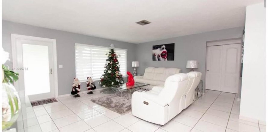 House in Hollywood, Florida 4 bedrooms, 192.21 sq.m. № 2392860