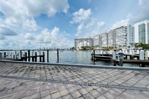Appartement à louer à Miami Beach, Floride: 2 chambres, 97.55 m2 № 2168205 - photo 2
