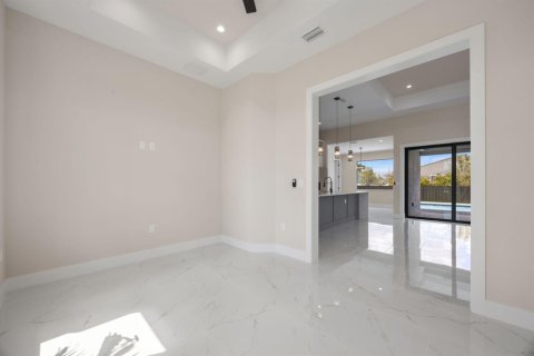 House in Cape Coral, Florida 3 bedrooms, 170.85 sq.m. № 2086362 - photo 11