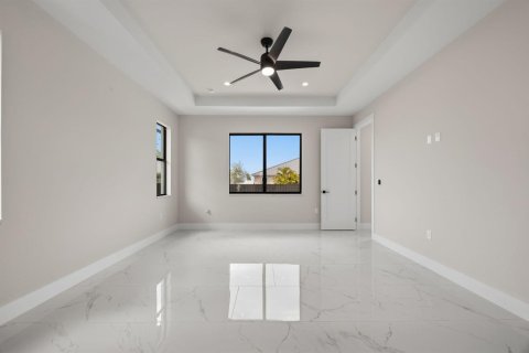 House in Cape Coral, Florida 3 bedrooms, 170.85 sq.m. № 2086362 - photo 25