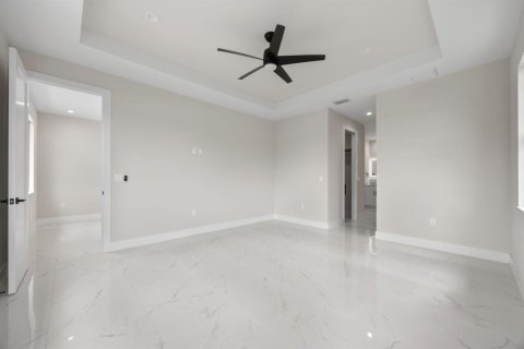 House in Cape Coral, Florida 3 bedrooms, 170.85 sq.m. № 2086362 - photo 20