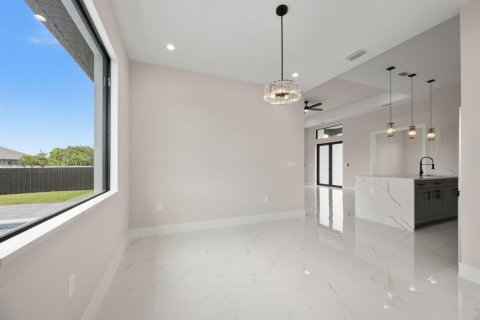 House in Cape Coral, Florida 3 bedrooms, 170.85 sq.m. № 2086362 - photo 17