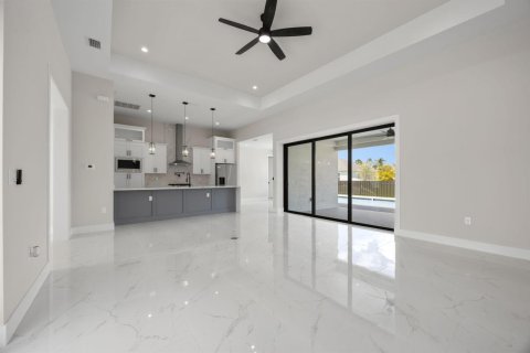 House in Cape Coral, Florida 3 bedrooms, 170.85 sq.m. № 2086362 - photo 6