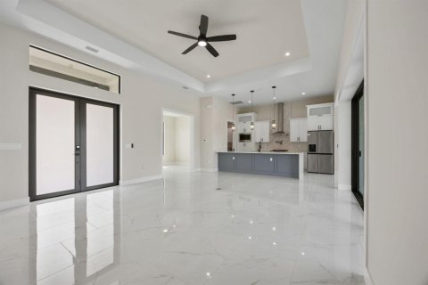 House in Cape Coral, Florida 3 bedrooms, 170.85 sq.m. № 2086362 - photo 7