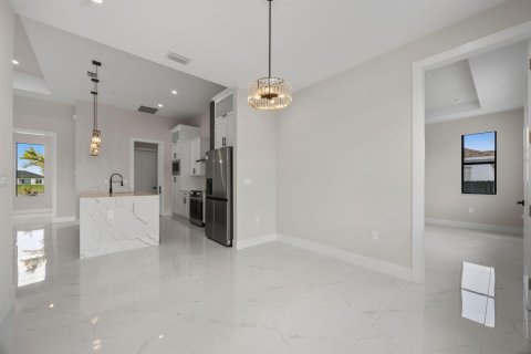 House in Cape Coral, Florida 3 bedrooms, 170.85 sq.m. № 2086362 - photo 15