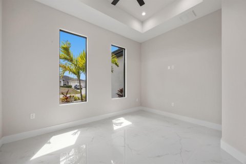 House in Cape Coral, Florida 3 bedrooms, 170.85 sq.m. № 2086362 - photo 10