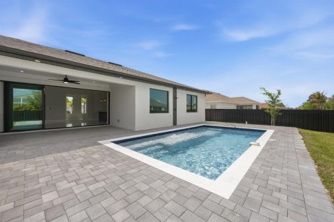 House in Cape Coral, Florida 3 bedrooms, 170.85 sq.m. № 2086362 - photo 3