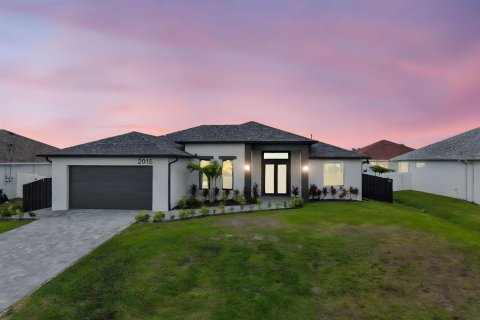 House in Cape Coral, Florida 3 bedrooms, 170.85 sq.m. № 2086362 - photo 2