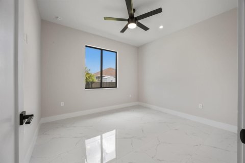 House in Cape Coral, Florida 3 bedrooms, 170.85 sq.m. № 2086362 - photo 30