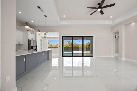 House in Cape Coral, Florida 3 bedrooms, 170.85 sq.m. № 2086362 - photo 14