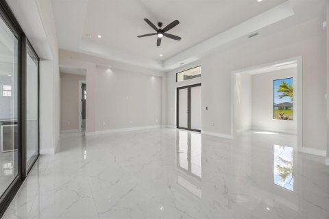 House in Cape Coral, Florida 3 bedrooms, 170.85 sq.m. № 2086362 - photo 28