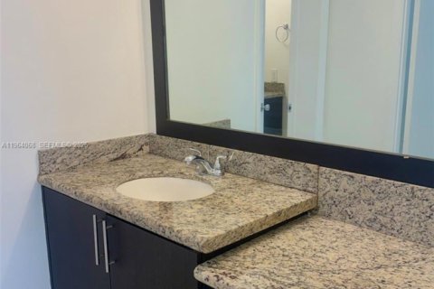 Condo in Miami, Florida, 1 bedroom  № 2026683 - photo 12