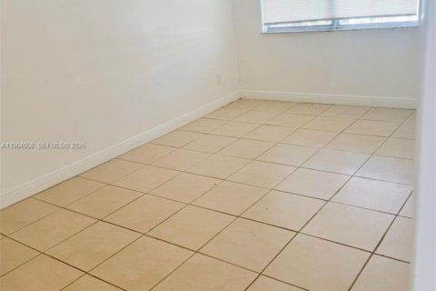 Condo in Miami, Florida, 1 bedroom  № 2026683 - photo 9