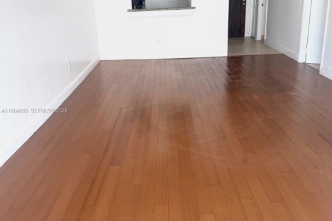 Condo in Miami, Florida, 1 bedroom  № 2026683 - photo 7