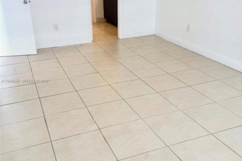 Condo in Miami, Florida, 1 bedroom  № 2026683 - photo 11