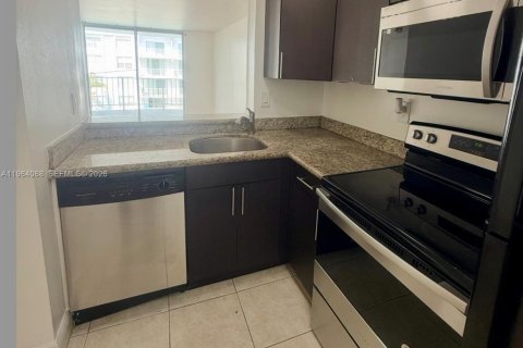 Condo in Miami, Florida, 1 bedroom  № 2026683 - photo 2