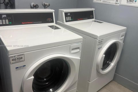 Condo in Miami, Florida, 1 bedroom  № 2026683 - photo 18