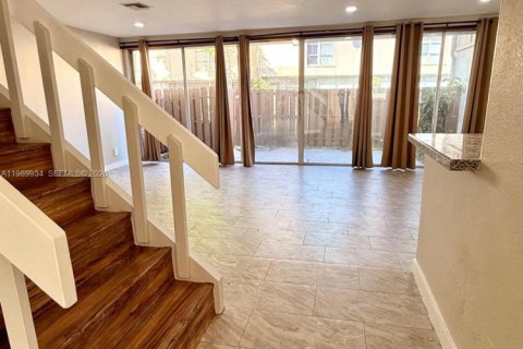 Снять в аренду таунхаус в Плантация, Флорида 4 спальни, 164.44м2, № 2063006 - фото 23