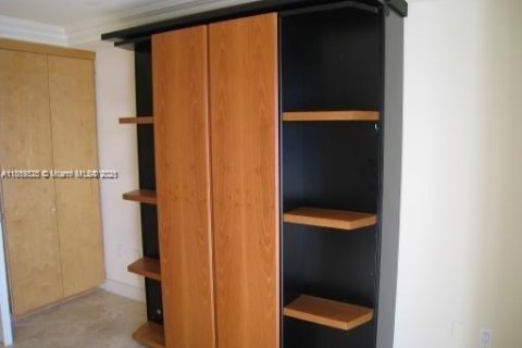 Condo in North Bay Village, Florida, 1 bedroom  № 1937370 - photo 5