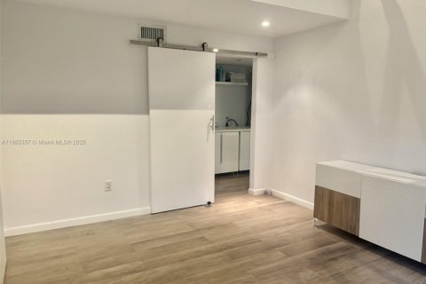 Снять в аренду таунхаус в Майами, Флорида 2 спальни, 128.21м2, № 1981966 - фото 6