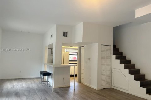 Снять в аренду таунхаус в Майами, Флорида 2 спальни, 128.21м2, № 1981966 - фото 3