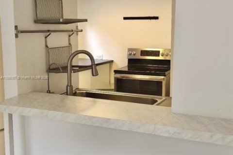 Снять в аренду таунхаус в Майами, Флорида 2 спальни, 128.21м2, № 1981966 - фото 4