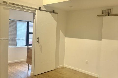 Снять в аренду таунхаус в Майами, Флорида 2 спальни, 128.21м2, № 1981966 - фото 7