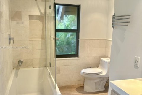 Снять в аренду таунхаус в Майами, Флорида 2 спальни, 128.21м2, № 1981966 - фото 15