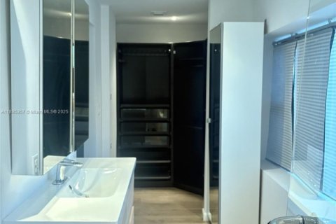 Снять в аренду таунхаус в Майами, Флорида 2 спальни, 128.21м2, № 1981966 - фото 10