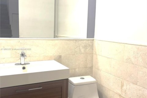 Снять в аренду таунхаус в Майами, Флорида 2 спальни, 128.21м2, № 1981966 - фото 5