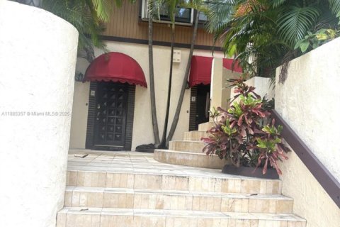 Снять в аренду таунхаус в Майами, Флорида 2 спальни, 128.21м2, № 1981966 - фото 1