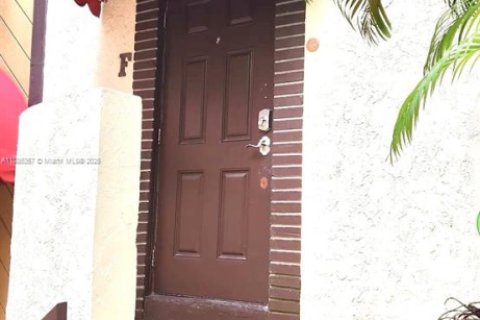 Снять в аренду таунхаус в Майами, Флорида 2 спальни, 128.21м2, № 1981966 - фото 2
