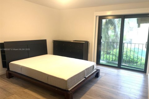 Снять в аренду таунхаус в Майами, Флорида 2 спальни, 128.21м2, № 1981966 - фото 12