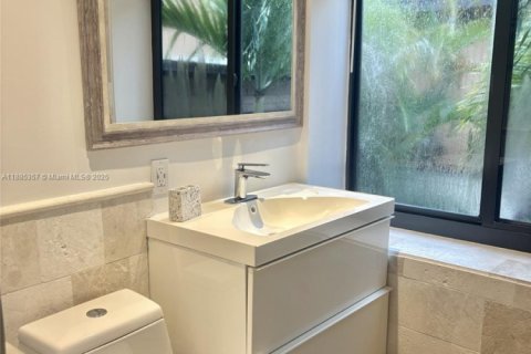 Снять в аренду таунхаус в Майами, Флорида 2 спальни, 128.21м2, № 1981966 - фото 14