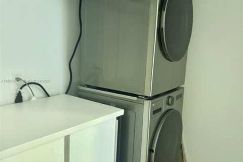 Снять в аренду таунхаус в Майами, Флорида 2 спальни, 128.21м2, № 1981966 - фото 16