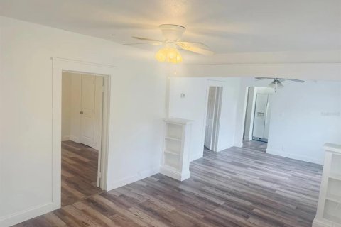 House in Tampa, Florida 3 bedrooms, 111.48 sq.m. № 2379287 - photo 7