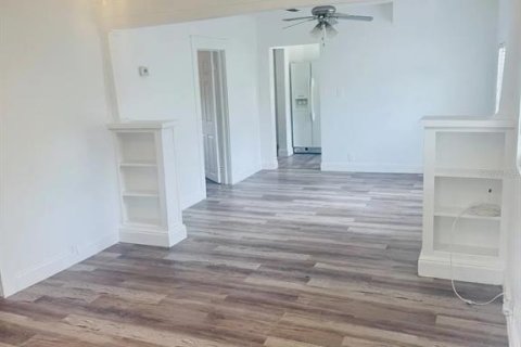 House in Tampa, Florida 3 bedrooms, 111.48 sq.m. № 2379287 - photo 9