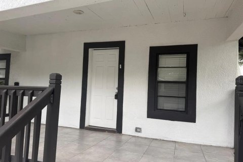 House in Tampa, Florida 3 bedrooms, 111.48 sq.m. № 2379287 - photo 4