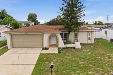 House in Port Richey, Florida 2 bedrooms, 126.81 sq.m. № 2284376
