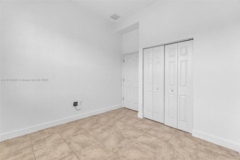 House in Homestead, Florida 3 bedrooms, 112.97 sq.m. № 1759037 - photo 24
