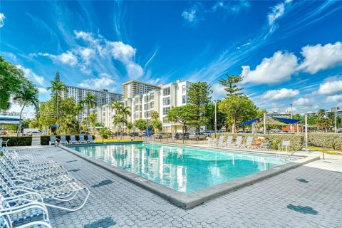 Condo in Sunny Isles Beach, Florida, 1 bedroom  № 2078215 - photo 25