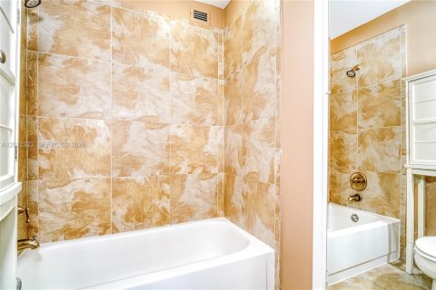 Condo in Sunny Isles Beach, Florida, 1 bedroom  № 2078215 - photo 19