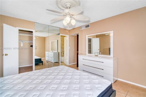 Condo in Sunny Isles Beach, Florida, 1 bedroom  № 2078215 - photo 14
