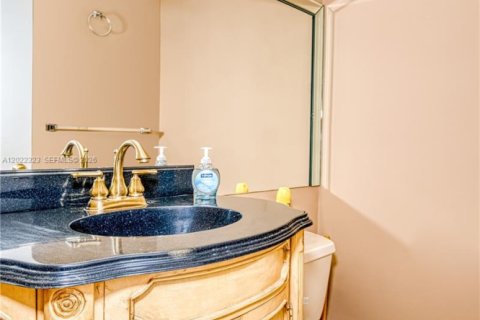 Condo in Sunny Isles Beach, Florida, 1 bedroom  № 2078215 - photo 17