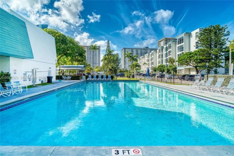 Condo in Sunny Isles Beach, Florida, 1 bedroom  № 2078215 - photo 23