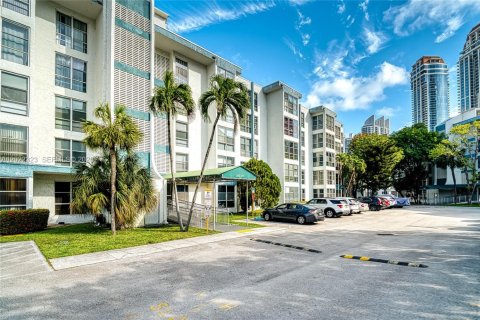Condo in Sunny Isles Beach, Florida, 1 bedroom  № 2078215 - photo 28