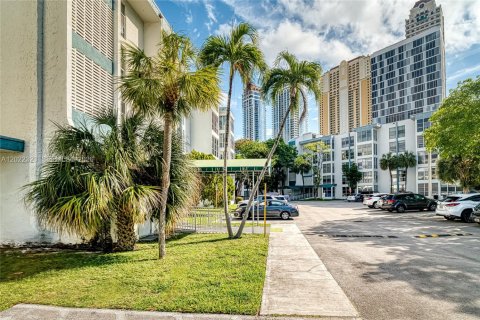 Condo in Sunny Isles Beach, Florida, 1 bedroom  № 2078215 - photo 30