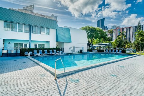 Condo in Sunny Isles Beach, Florida, 1 bedroom  № 2078215 - photo 24