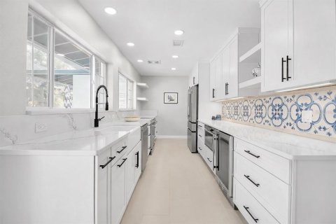 House in Venice, Florida 4 bedrooms, 312.52 sq.m. № 2202724 - photo 5